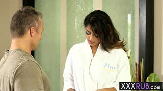 Sexy babe Sophia Leone miluhod ug gilamoy dick human sa massage