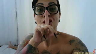 A awéwé wakes nepi di pencét jeung eta ends up jeung susu dripping turun sisi