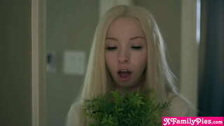 Moja nienasycona młoda drobna przyrodnia siostra nie mogła przestać pieprzyć i cipka