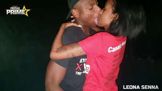 Црна човек јаде слаби пичка со неговиот гигант јарболот