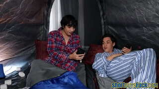 Busty cougar gibundak sa mubo nga mga guys sa trio hangtud nga gangbang