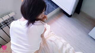 Skinny adorable Brünette an engem sexy Body a Glieser léiwer ze hunn leidenschaftlichen sex, saugen e Schwanz an d &#039; Gefill e Schwanz an Hir kleng pussy bis Si snap cum op Hire séiss Arsch