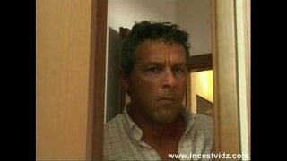 Padre usa la situazione anale