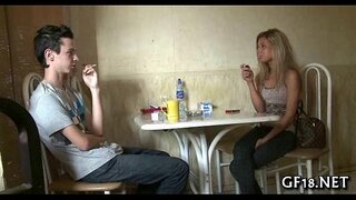 Dječak sjedi i gleda