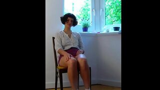 Красотка с Волосатой Киской және Волосатыми Ямочками Жасайды селфи, Замирая желтоқсандағы Отыр