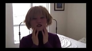 Kobieta nosi maskę kobiecą i bawić się z dildo