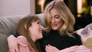 Stepmom dobi rit naznanitev in polizala s stepdaughter