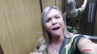 Calidum pullus sugentem gallus, et amicus, d.