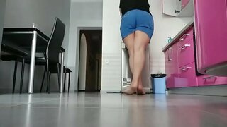 Mama spillen an der Kichen. Ganz geile an nasse Muschi